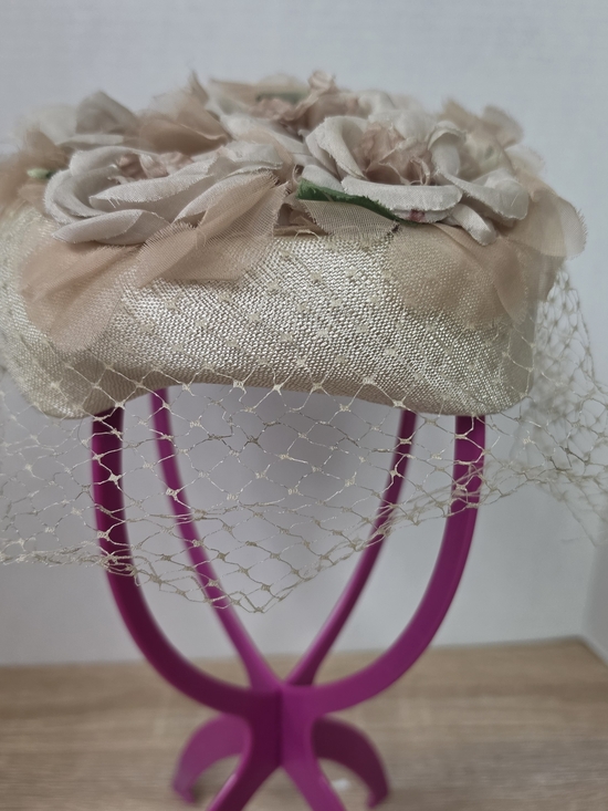 Union Made Accessories - Vintage Women's Union Made Beige Floral Pillbox Fascinator Hat Mid 20th Century